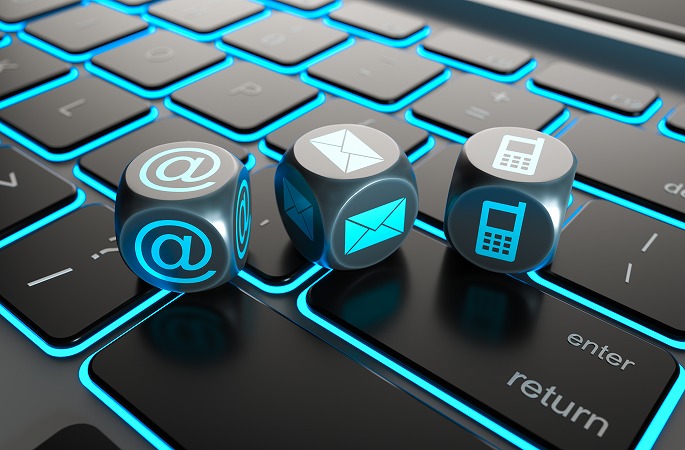 キーボードの上にお問い合わせブロック