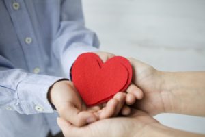 手にハート