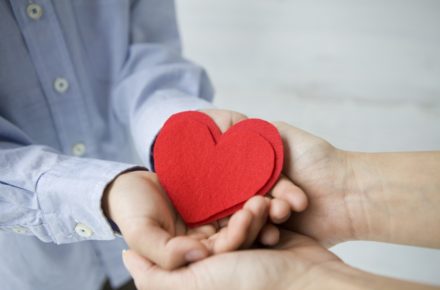 手にハート