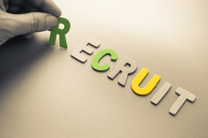 Rの文字を持つ手